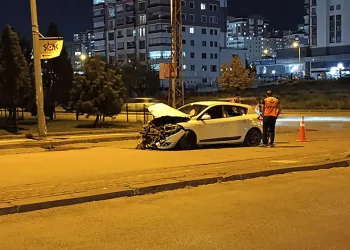 Ankara’da otomobil ile dolmuş çarpıştı: 4 yaralı