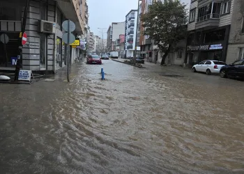 Erdek’te şiddetli yağış hayatı felç etti