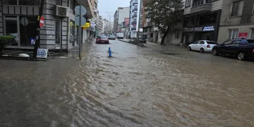 Erdek’te şiddetli yağış hayatı felç etti