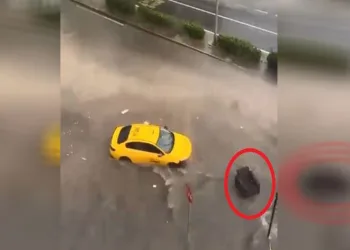 Araçlar suda mahsur kaldı: Koltuk suya kapıldı