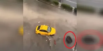 Araçlar suda mahsur kaldı: Koltuk suya kapıldı