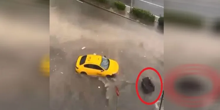 Araçlar suda mahsur kaldı: Koltuk suya kapıldı