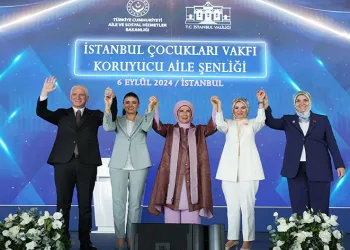 Emine Erdoğan, koruyucu aileler ve çocuklarıyla buluştu