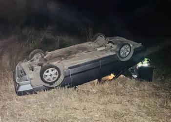 Çanakkale’de otomobil tarlaya uçtu
