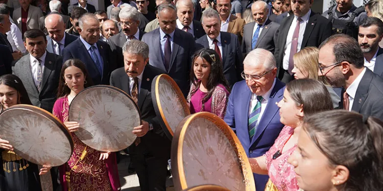 Yaşar Güler Şırnak’ta Kürtçe şarkılarla ile karşılandı