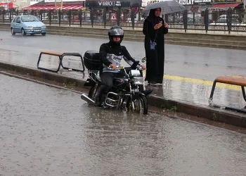 Yozgat’ta sağanak yolları göle çevirdi, sürücüler zor anlar yaşadı