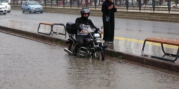 Yozgat’ta sağanak yolları göle çevirdi, sürücüler zor anlar yaşadı