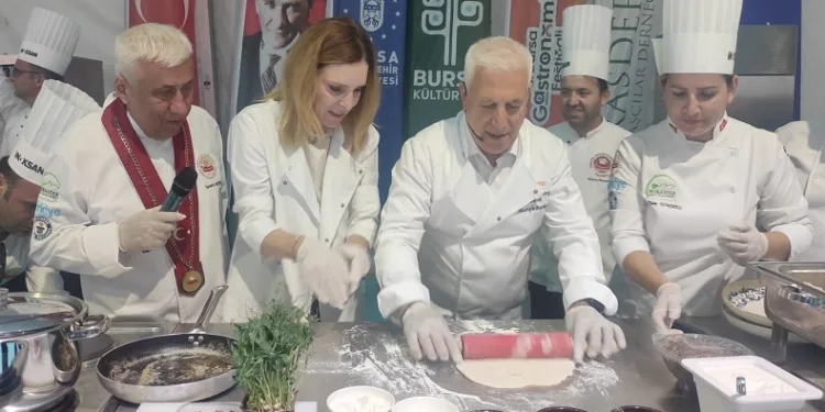 Başkan Bozbey mutfakta hünerlerini sergiledi