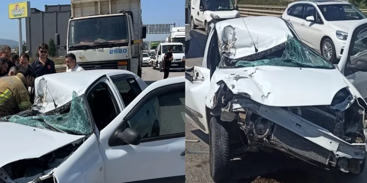 Bursa’da otomobil kamyona çarptı: 1’i ağır 2 yaralı