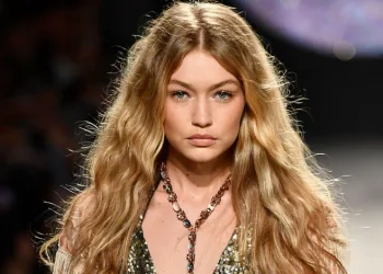 Gigi Hadid elbisesiyle gündem oldu