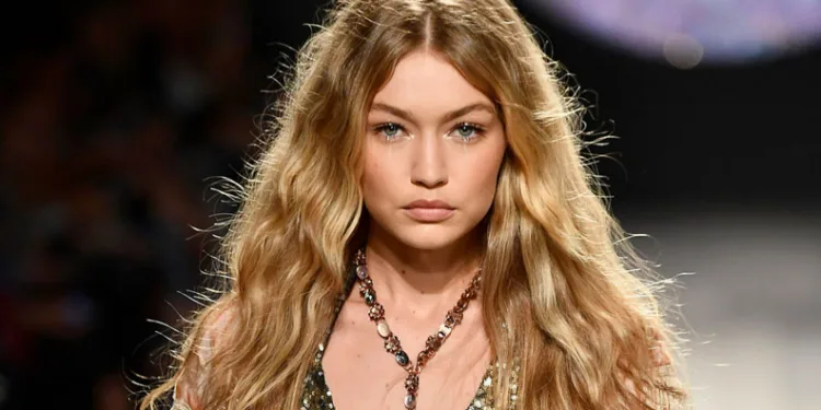 Gigi Hadid elbisesiyle gündem oldu