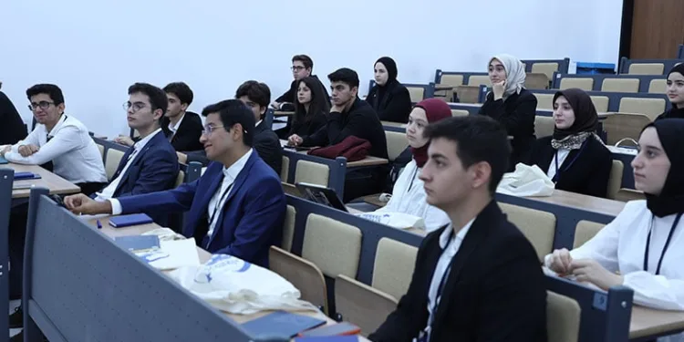Liseli gençler merkez mecliste gündemi değerlendirdi