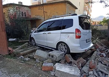Konya’da parkın duvarına çarpan araçtaki 3 kişi yaralandı