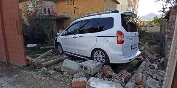 Konya’da parkın duvarına çarpan araçtaki 3 kişi yaralandı