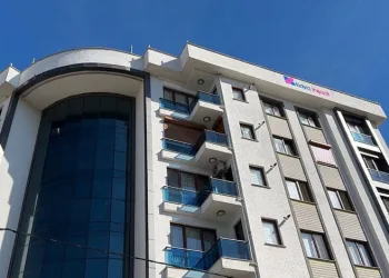 Down sendromlu genç, 40 günlük bebeği camdan attı