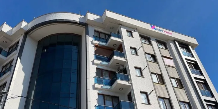 Down sendromlu genç, 40 günlük bebeği camdan attı