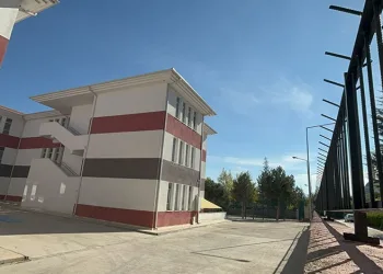Yangın merdiveninden düşen çocuk yaralandı: Ameliyata alındı