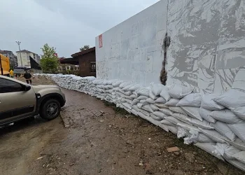 Bartın’da taşkınlara karşı kum çuvallarıyla set oluşturuldu