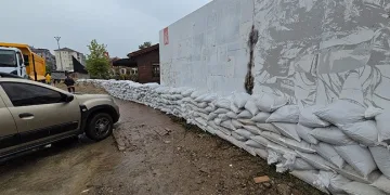 Bartın’da taşkınlara karşı kum çuvallarıyla set oluşturuldu