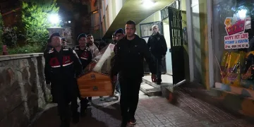 Polis memuru, tartıştığı eşini öldürdü