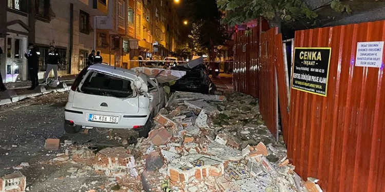Metruk binanın çatısı araçların üzerine çöktü