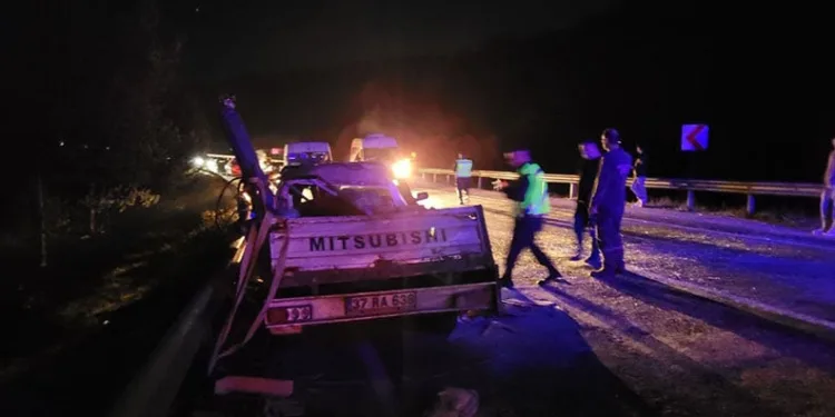 Otomobil kamyonetle çarpıştı: 5 yaralı