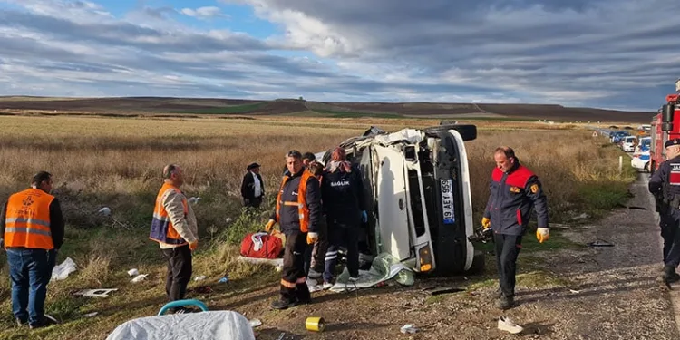 Çorum’da TIR ile işçi servisi çarpıştı: 1 ölü, 14 yaralı