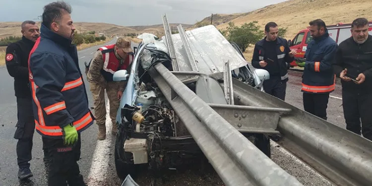 Bariyere saplanan otomobilden sağ çıktı