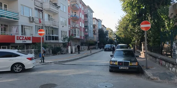 Kükürtlü’deki trafik levhaları yenilendi