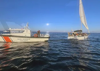 Yelkenli teknede 37 düzensiz göçmen, 27 çocuk ve bir göçmen kaçakçısı yakalandı