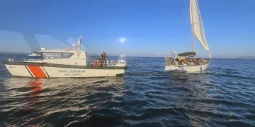 Yelkenli teknede 37 düzensiz göçmen, 27 çocuk ve bir göçmen kaçakçısı yakalandı