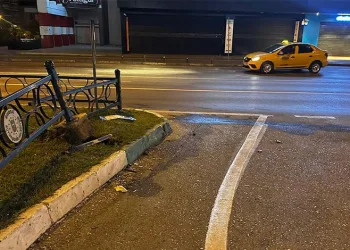 Bursa’da ticari taksi ile motosiklet çarpıştı: 1’i ağır 2 yaralı