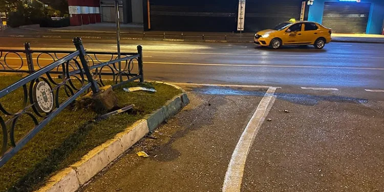 Bursa’da ticari taksi ile motosiklet çarpıştı: 1’i ağır 2 yaralı