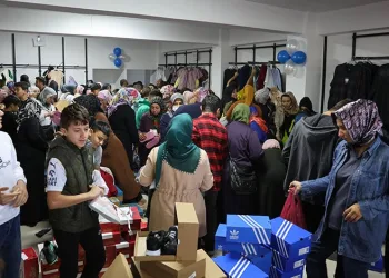 Kahramanmaraş’ta giyim mağazası açılışında izdiham