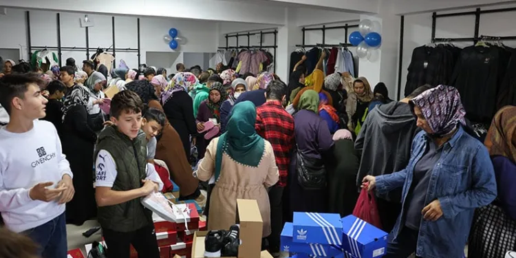Kahramanmaraş’ta giyim mağazası açılışında izdiham