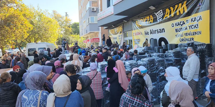 İndirimli ürün için metrelerce kuyruk oluştu