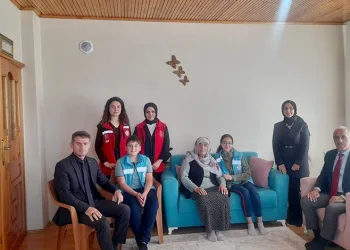 Çocuklardan 103 yaşındaki Seher nineye ‘Yaşlılar Günü’ ziyareti
