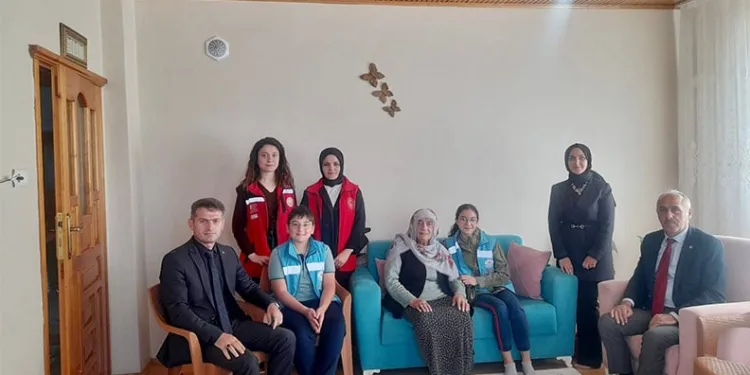 Çocuklardan 103 yaşındaki Seher nineye ‘Yaşlılar Günü’ ziyareti