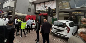 Otomobil güzellik merkezine daldı