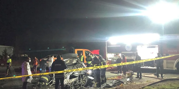 Feci kaza: Otomobil iş makinesine arkadan çarptı: 5 ölü