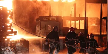 Kauçuk fabrikası yangını 4 iş yerine sıçradı