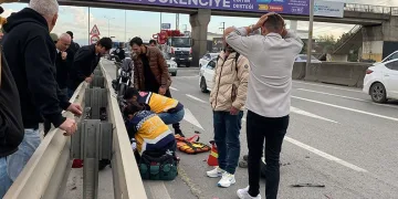 Tankerin sıkıştırdığı elektrikli bisiklet bariyere çarptı