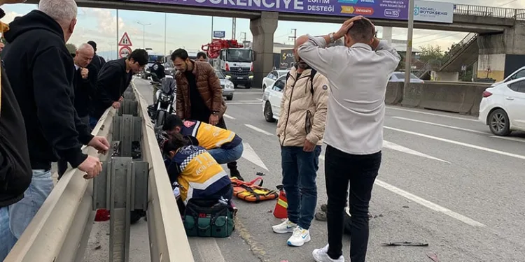 Tankerin sıkıştırdığı elektrikli bisiklet bariyere çarptı