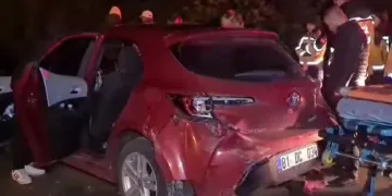 Otomobil demir çubuklara saplandı