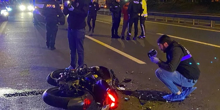 Motosiklet asfalt yenileme aracına çarptı