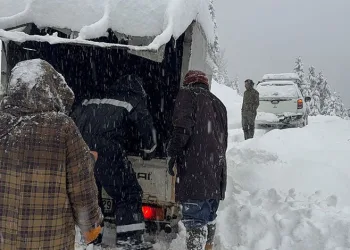 Yaylalarda mahsur kalan yaylacılar hayvanları ile birlikte kurtarıldı