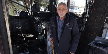 Depremzede esnafın prefabrik iş yeri alevlere teslim oldu