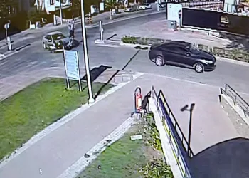 Otomobile çarpan motosikletteki anne ile oğlu metrelerce havaya fırlayıp savruldu