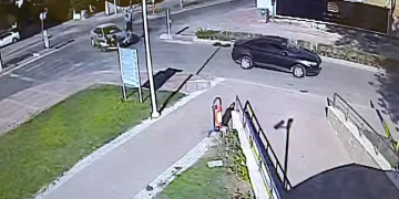 Otomobile çarpan motosikletteki anne ile oğlu metrelerce havaya fırlayıp savruldu