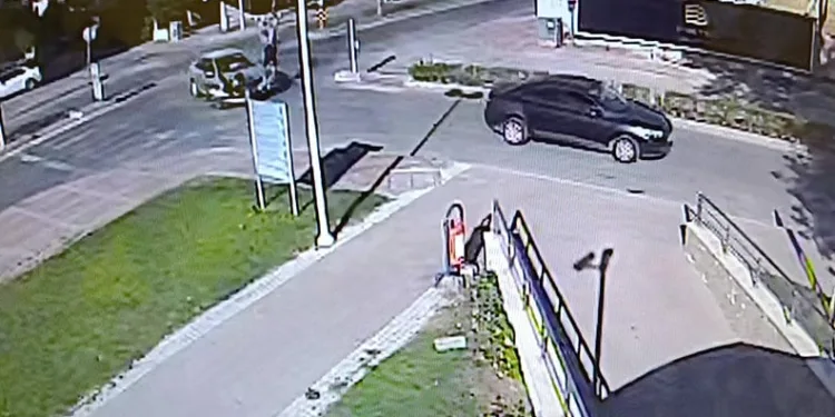 Otomobile çarpan motosikletteki anne ile oğlu metrelerce havaya fırlayıp savruldu